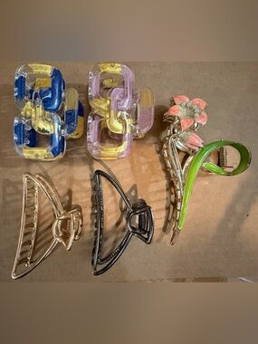 Women’s Metal & Acrylic Hair Claw Set - Fashion Hair Accessories